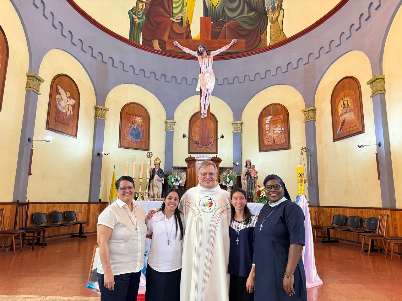 Probanistas con el sacerdote que celebra la misa